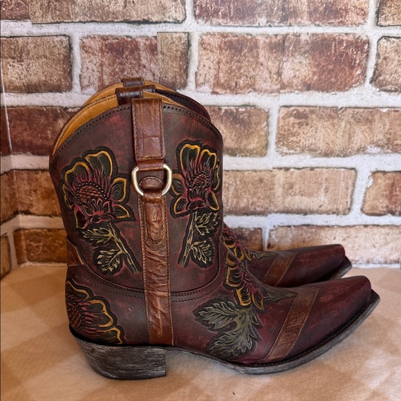 Old Gringo Multicolor Floral Hand tooled Jazmin
size 9 - Picture 2 of 10